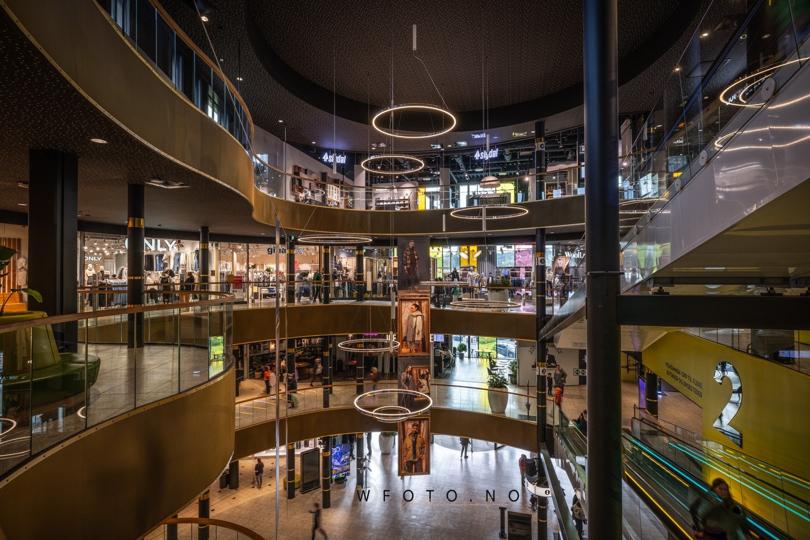 - Kiwi-butikken ligger i kort gangavstand, og Kilden senter med Mega, apotek, caféer og butikker ligger like ved. - Galleribilde