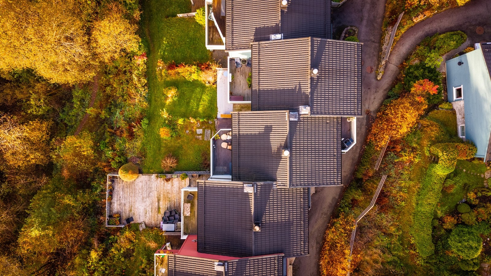 - Fugleperspektiv som viser boligens plassering i et rolig og grønt boligområde. - Galleribilde