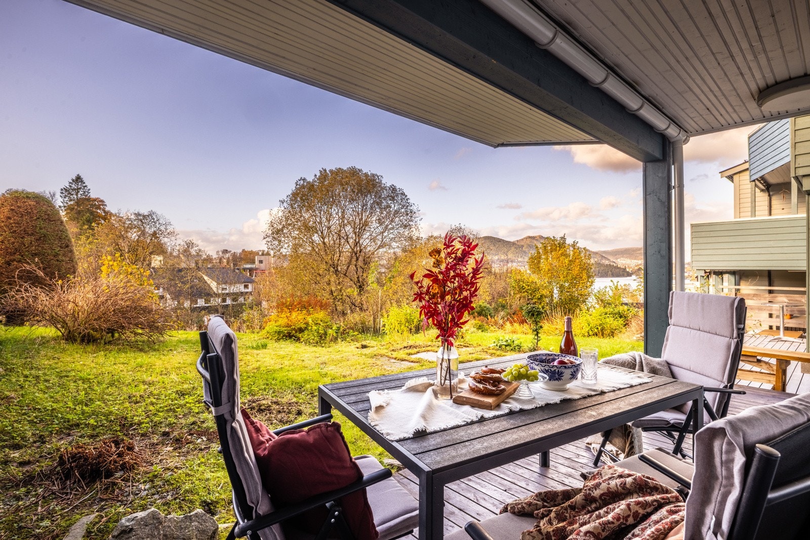 - Du har overbygg over terrassen ved hagen - meget praktisk i Bergen - Galleribilde