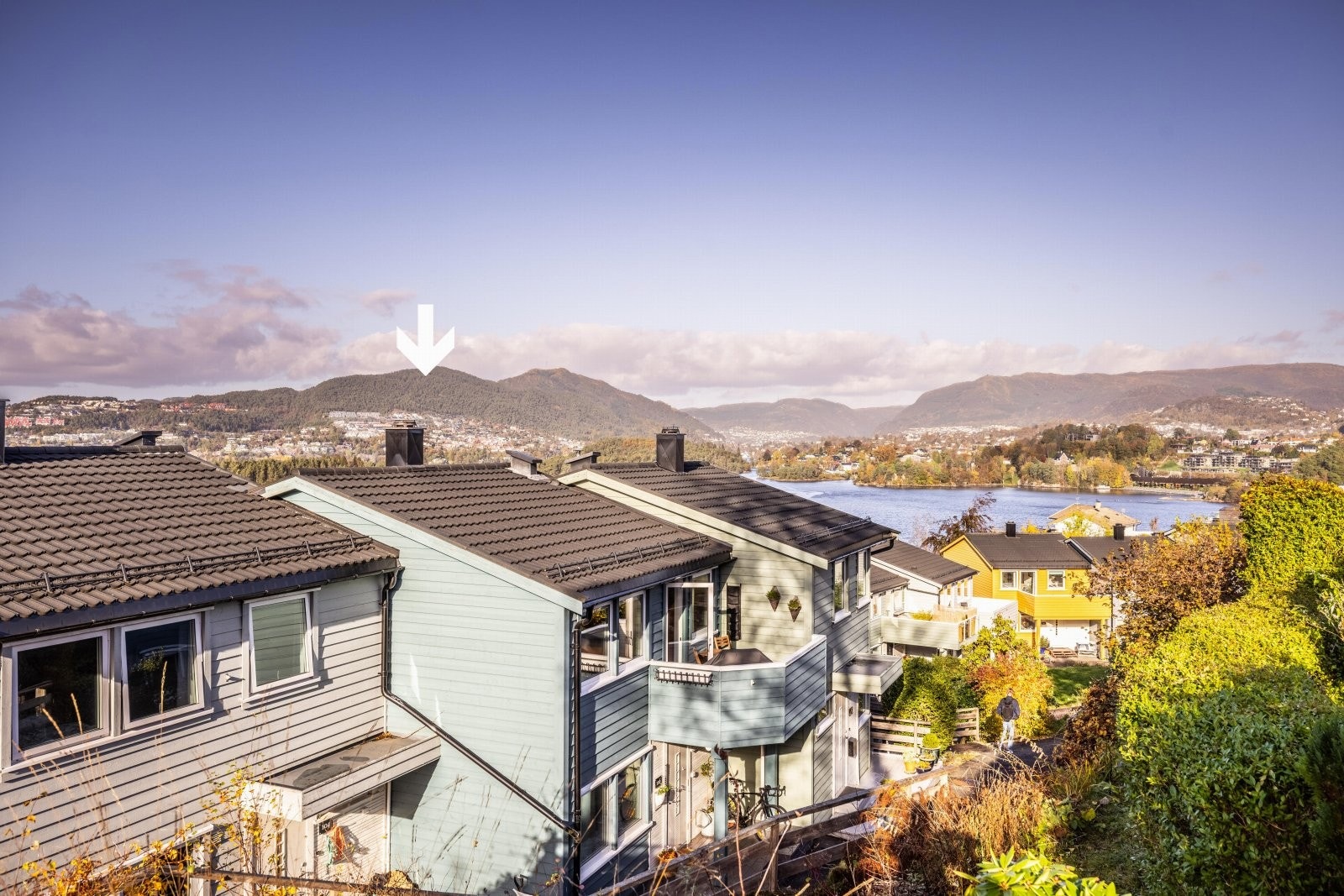 - Boligen er på tre plan, hovedplanet er soveromsfløy, oppe har du stue kjøkken, mens nede finner du vaskerom og hybel - Galleribilde