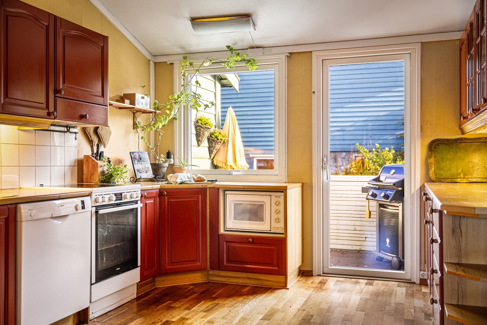 - Utgang fra kjøkkenet til boligens andre balkong - et nydelig sted å nyte din kaffe i morgensolen - Galleribilde