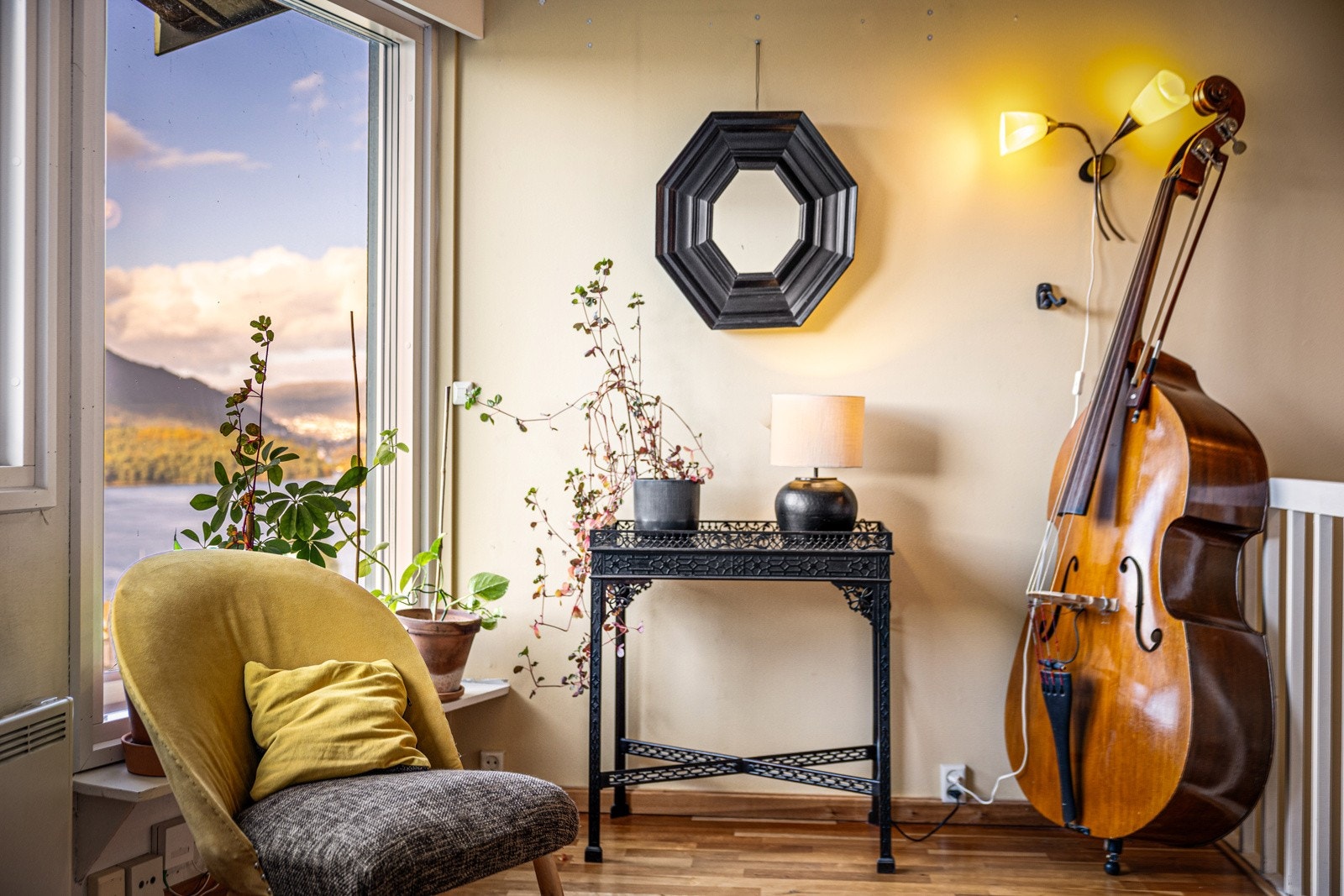 - Stuen er romslig og har god plass til møblering - trivelig lesekrok - Galleribilde