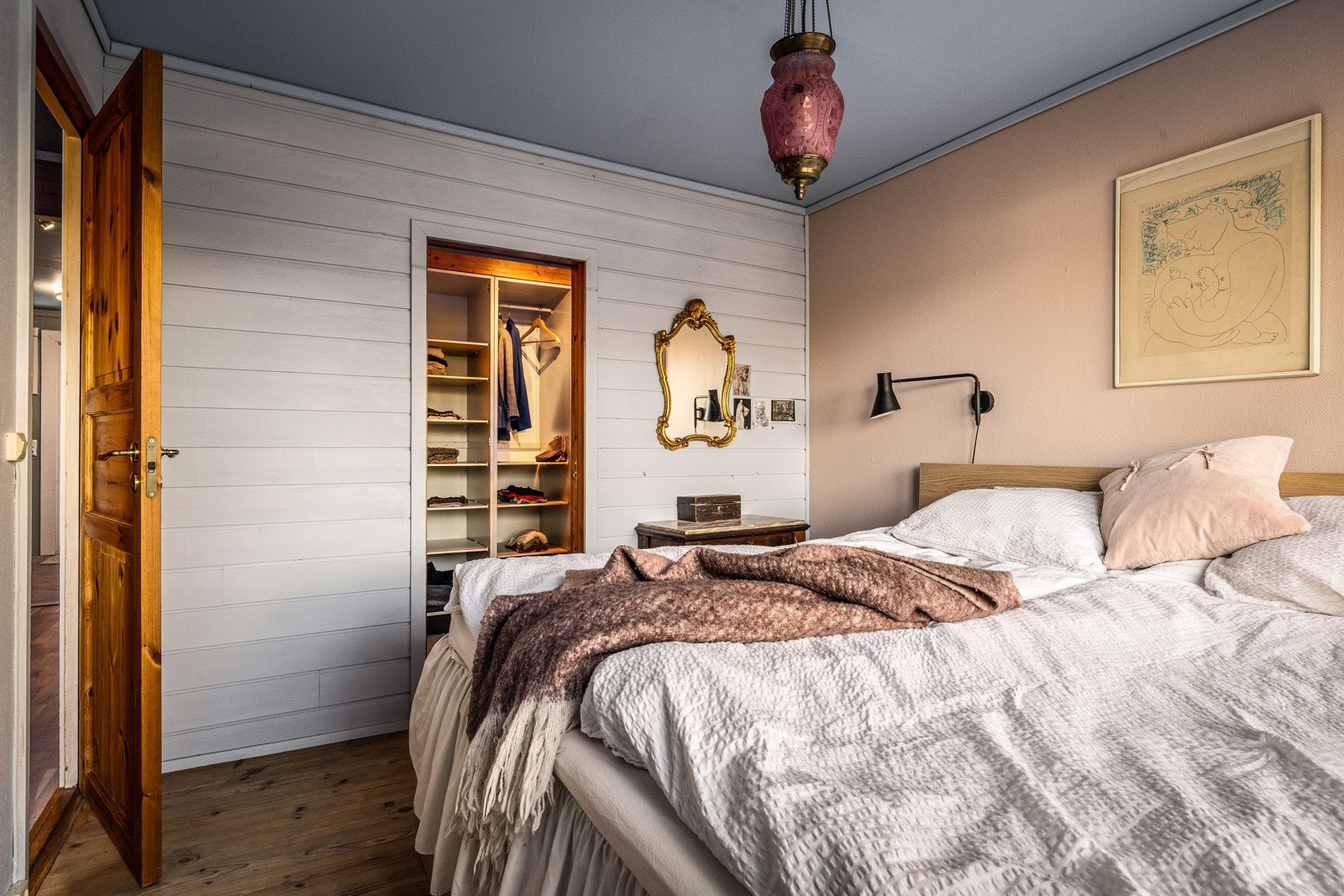 - Her ser du inn mot walk-in-garderobe - Galleribilde