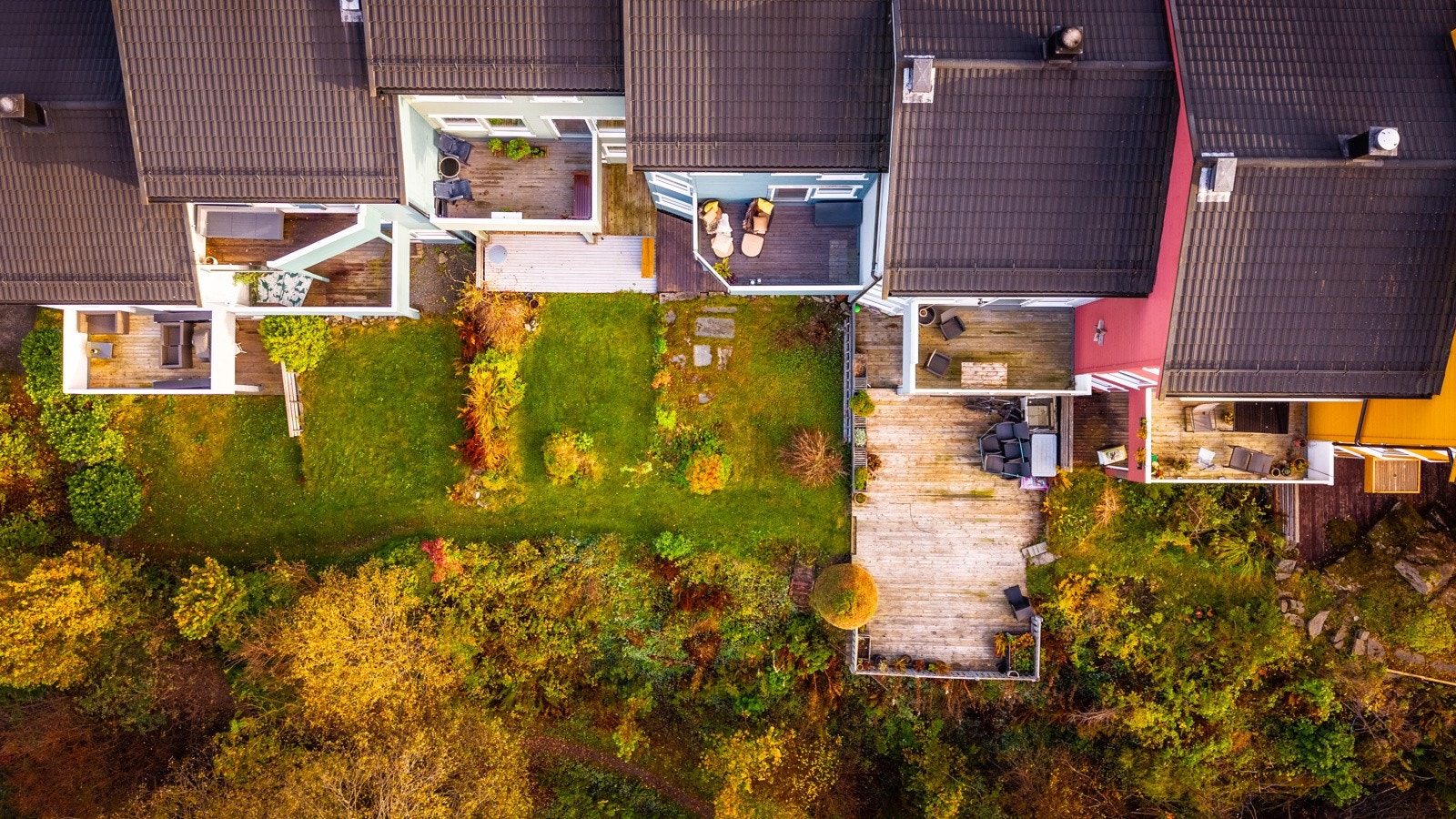 - Boligen ligger lunt til i et etablert og familievennlig område, med kort vei til både natur og bybane - Galleribilde