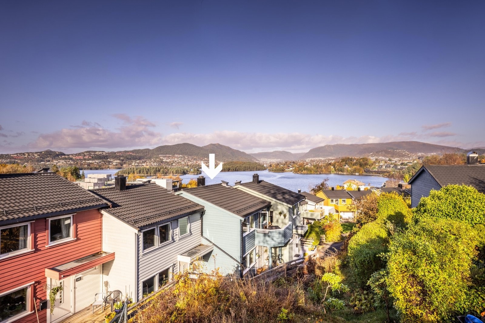- Boligen ligger stille og tilbaketrukket i utkanten av borettslaget, med flott utsikt mot Nordåsvannet og omkringliggende natur. - Galleribilde