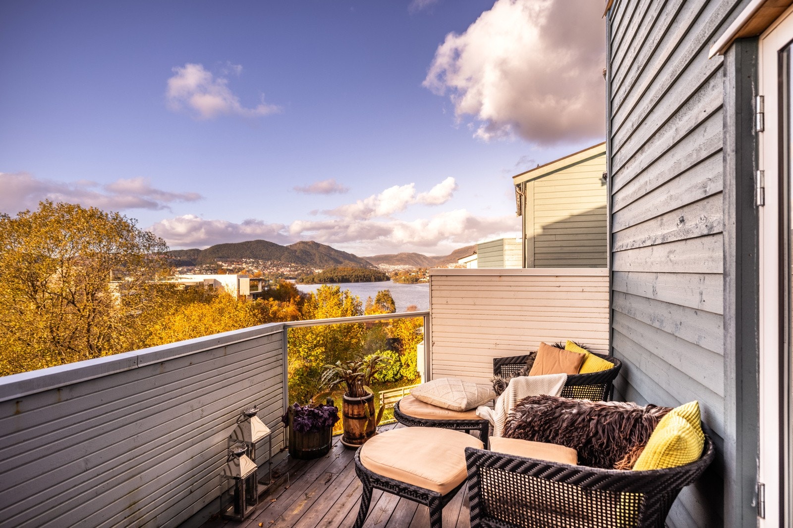 - Og den utsiktsrike balkongen er rosinen i pølsen - her nyter du fine solnedganger og en privat beliggenhet med lite innsyn - Galleribilde