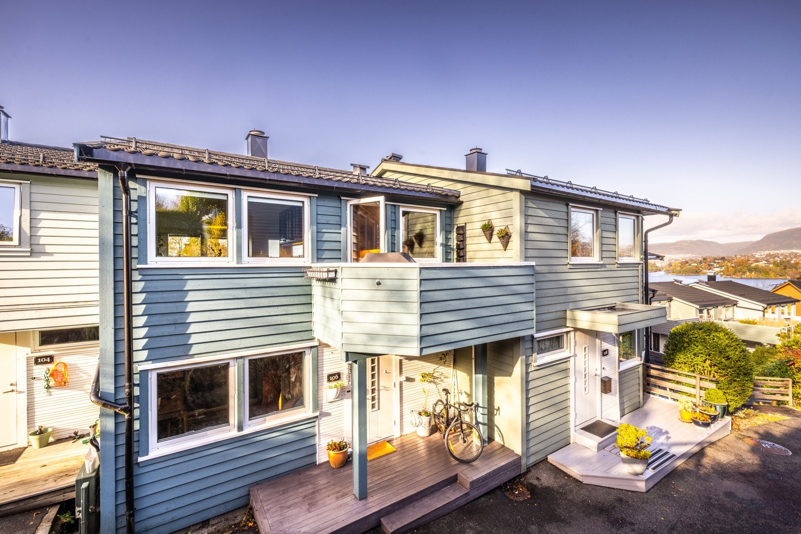 - Velstelt inngangsparti med asfaltert adkomst og treplatting inntil fasaden - Galleribilde