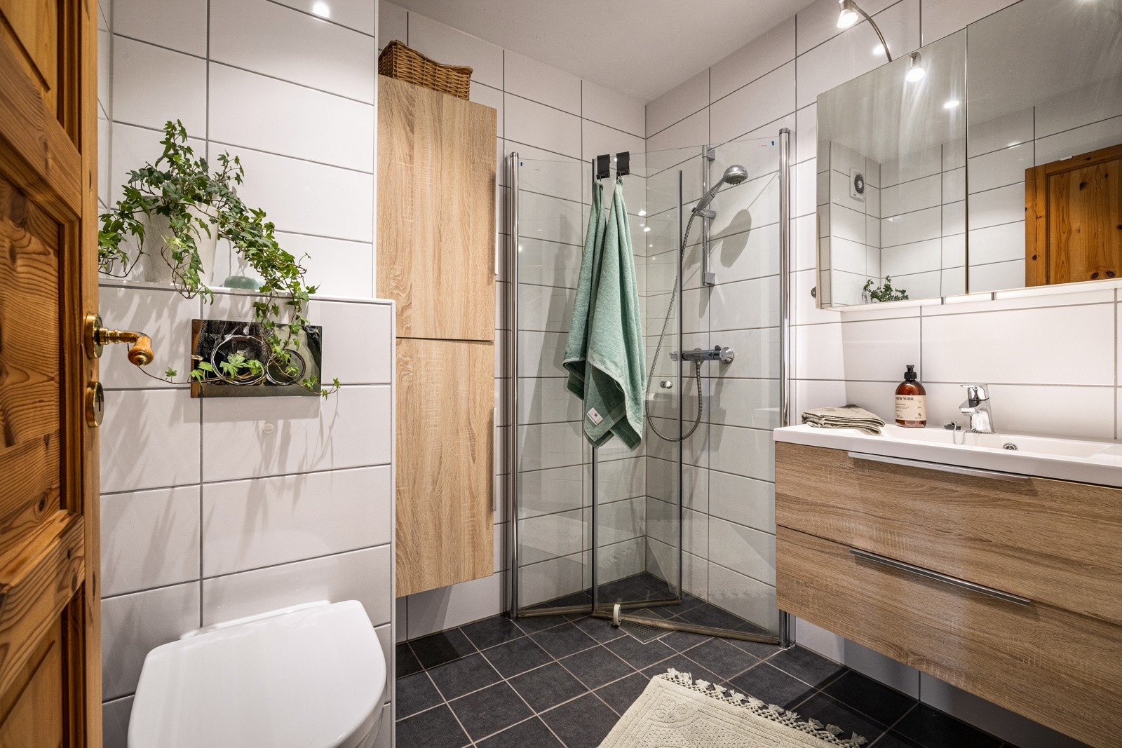 - Badet i hovedetasjen inneholder: Vegghengt toalett, helstøpt servant, skuffer under servant med slette fronter, dusjdører i klart glass - Galleribilde