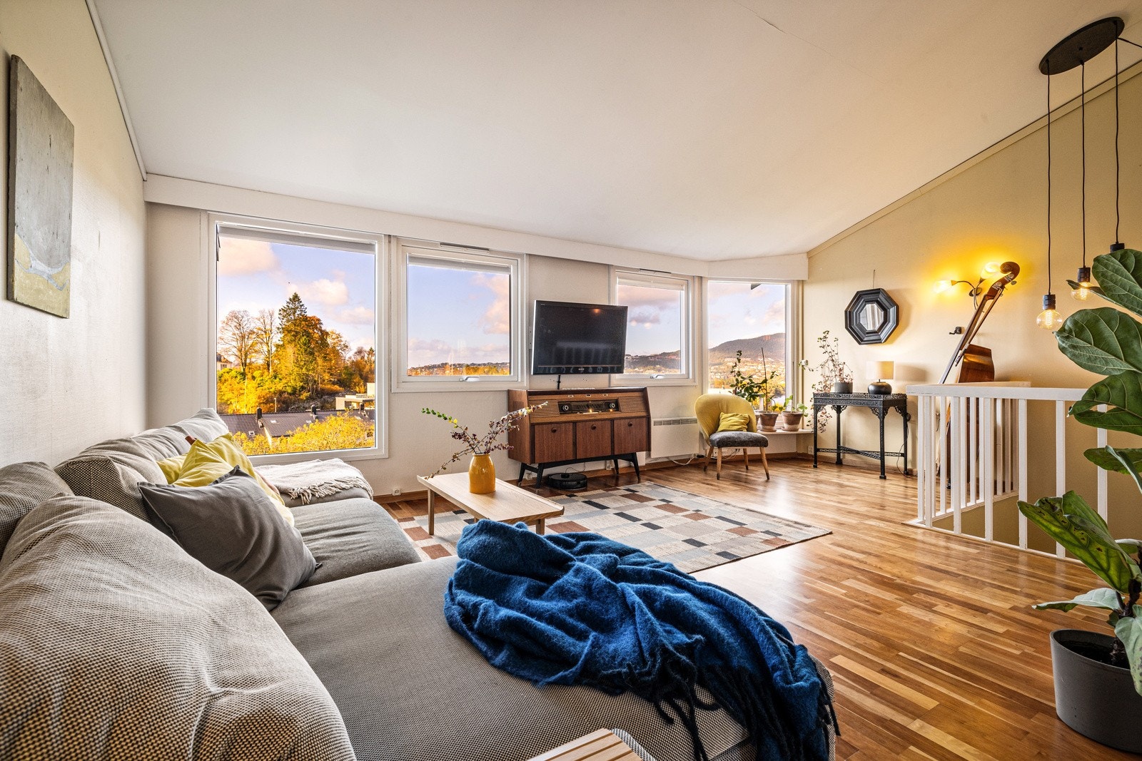 - Stuen er romslig og har god takhøyde - Galleribilde