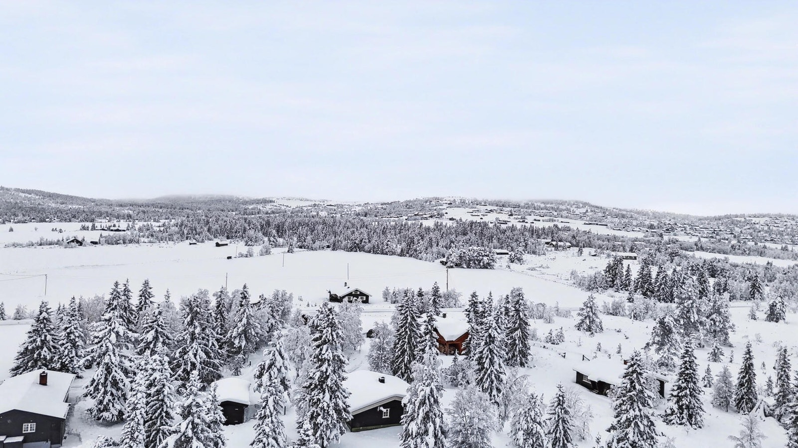 Eiendommen har en attraktiv beliggenhet på vakre Golsfjellet, med kort avstand til både opparbeidede tur- og skiløyper samt alpinanlegg. Galleribilde