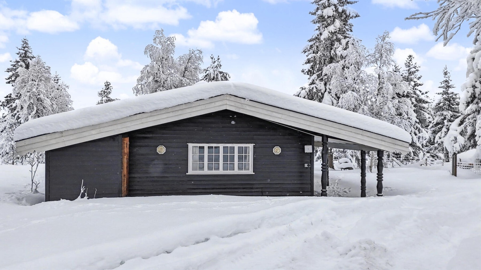 Eiendommen har et trivelig og romslig uteområde med god plass til parkering. Galleribilde