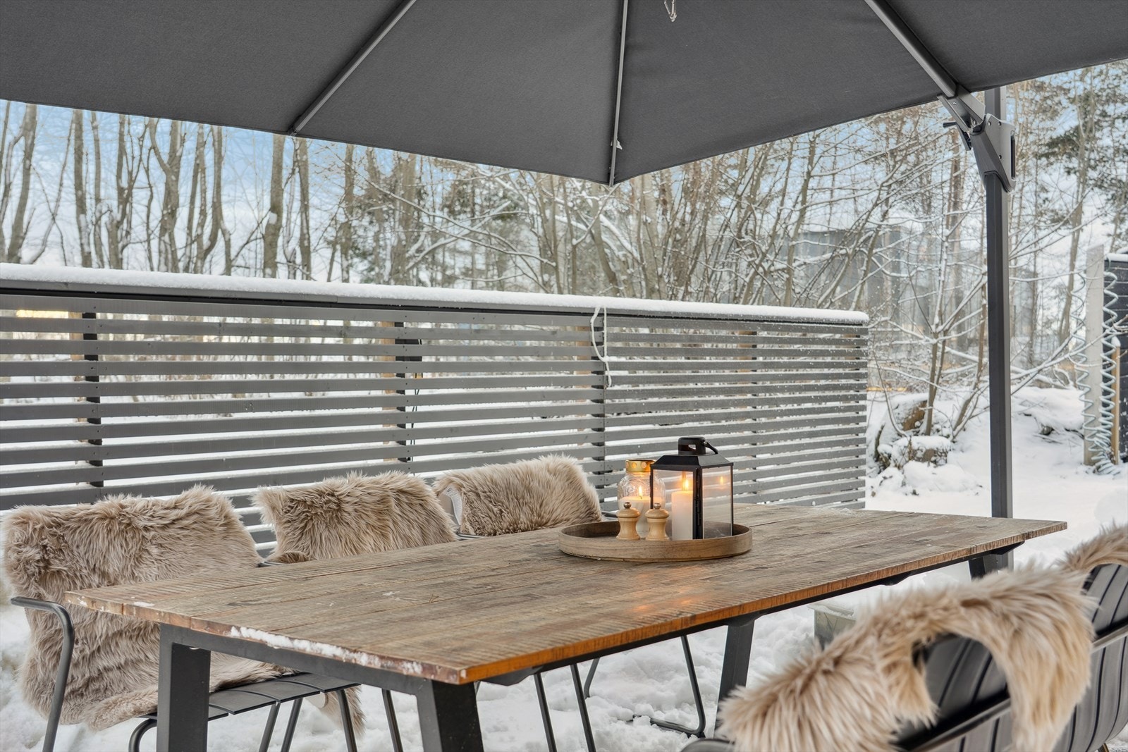 Solrik hage med plass til sittegruppe og grillplass Galleribilde