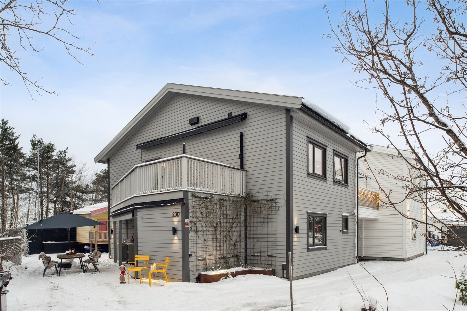 Solrik hage og uteplass mot sør/vest. Galleribilde