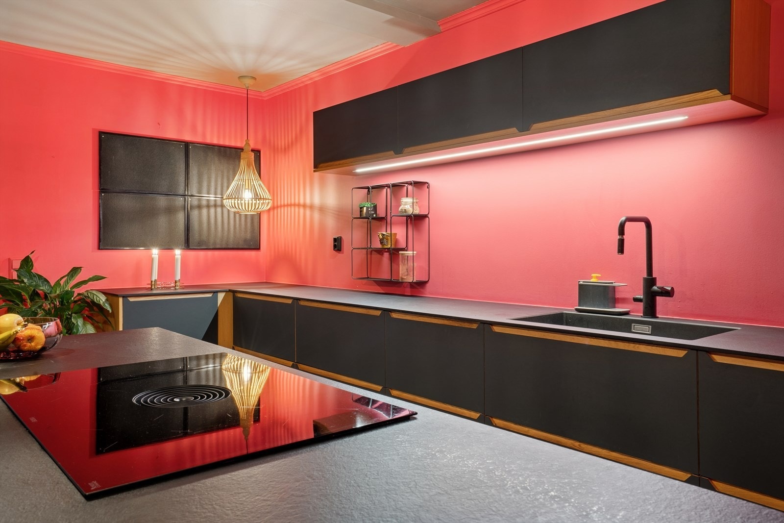 Kjøkkenøy med steketopp. Galleribilde