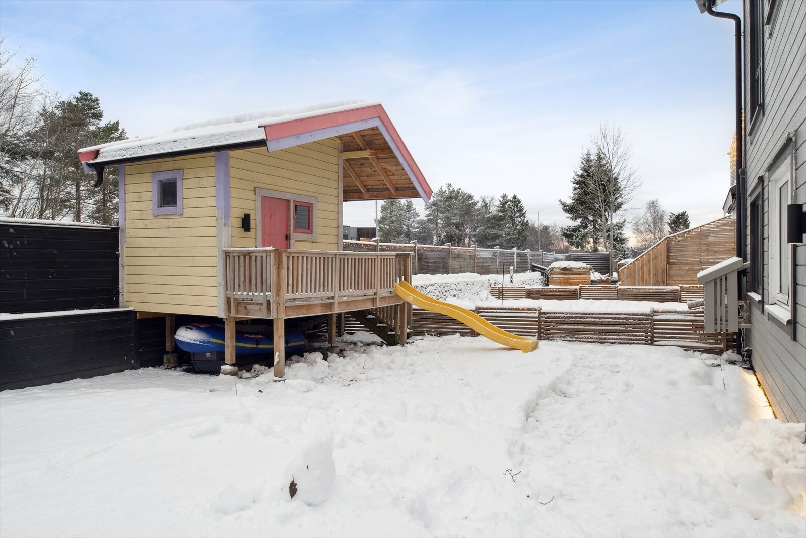 Koselig lekestue i hagen. Innlagt strøm, ikke isolert. Galleribilde