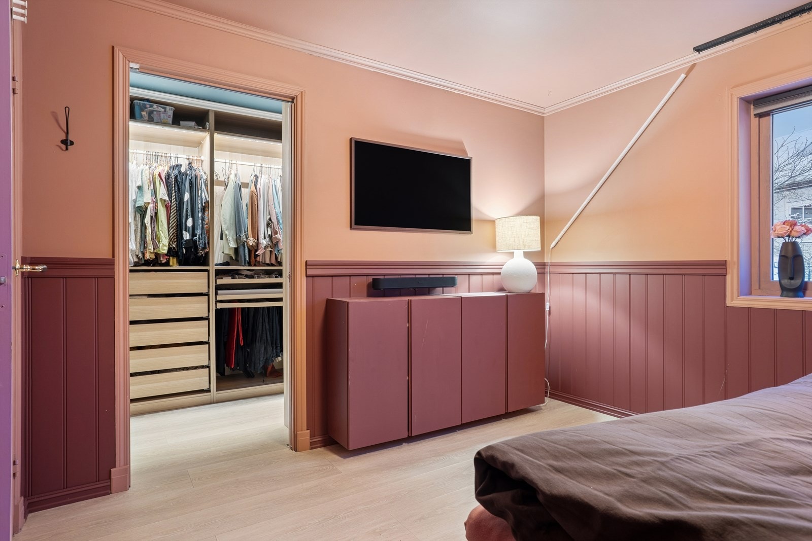 Hovedsoverom på 14 kvm. og inngang til walk-in-closet Galleribilde