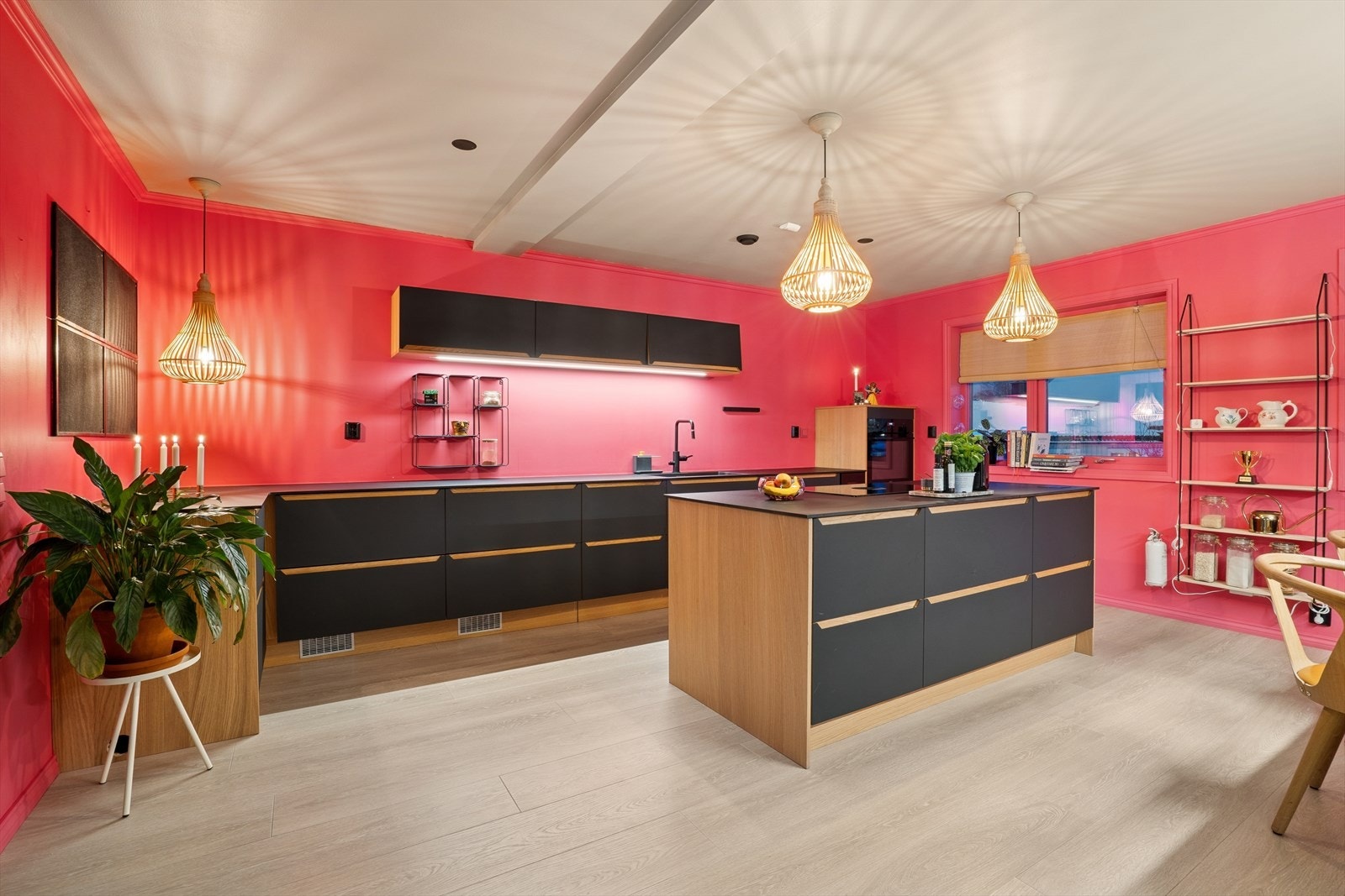 Kjøkken fra Strai. Kjøkkenøy med steketopp. Galleribilde