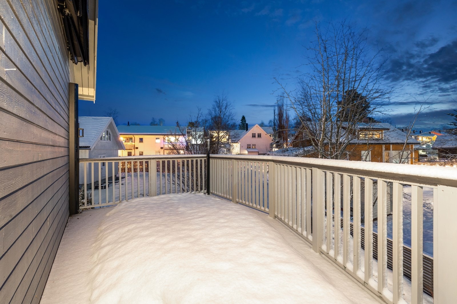 Sør-/vestvendt veranda med markiser for de varme sommerdagene. Galleribilde