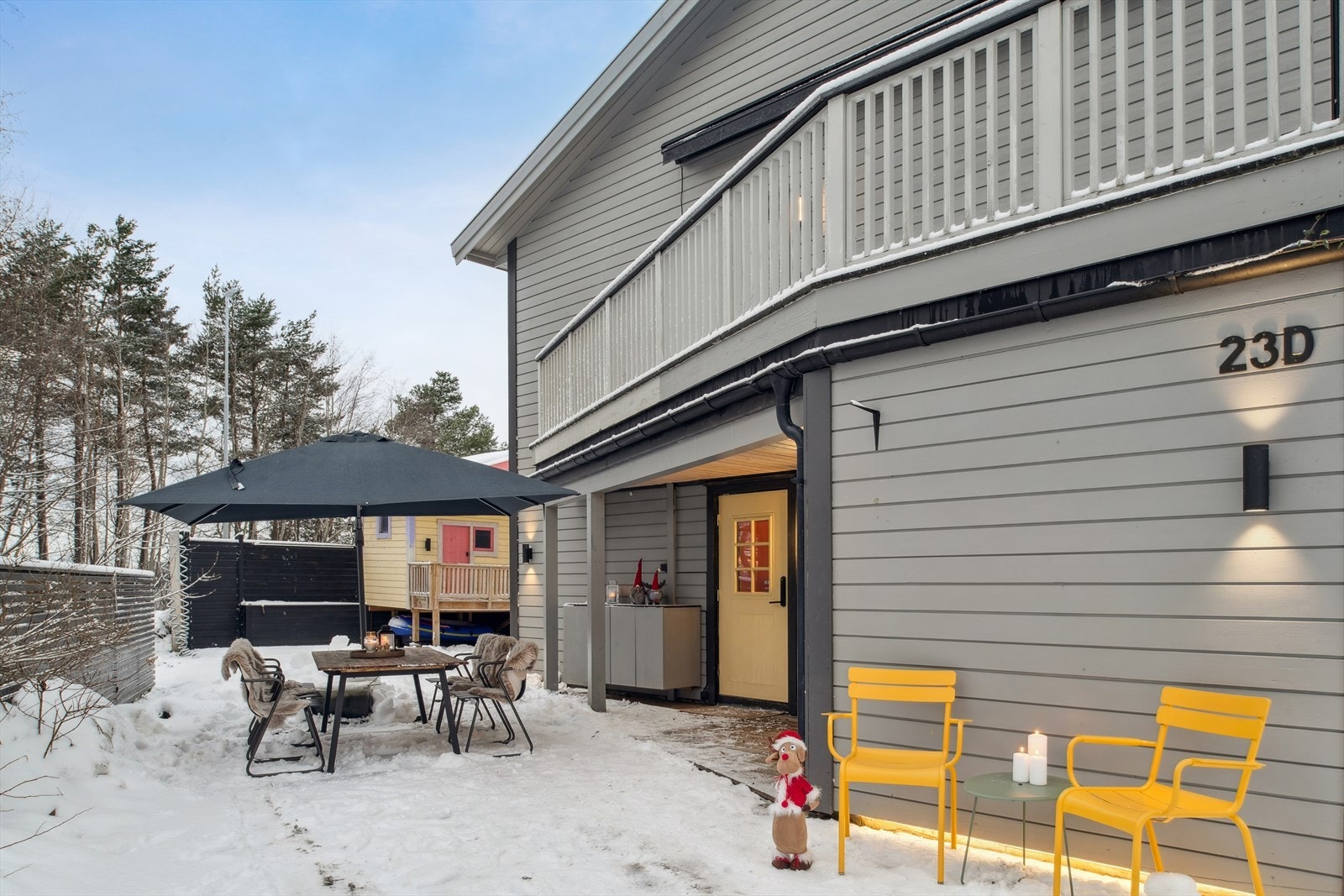 Solrik hage og uteplass mot sør/vest. Steinlagt gårdsplass i fiskebeinsmønster. Galleribilde