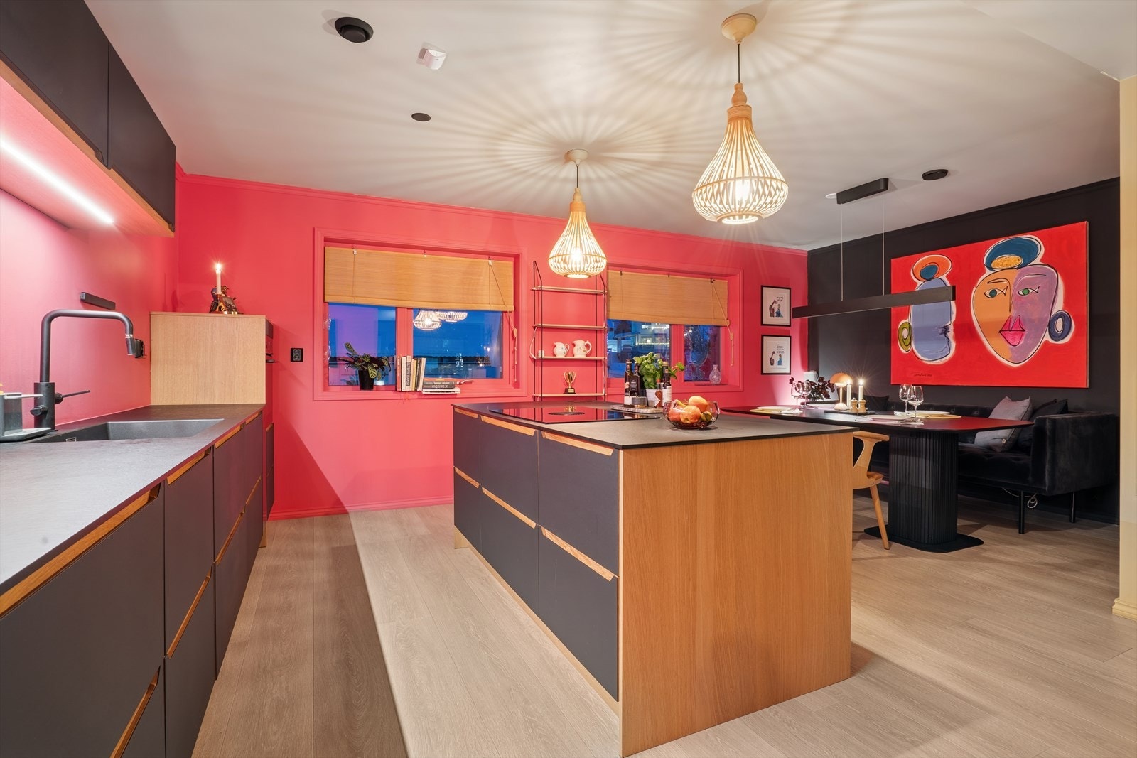 Åpen løsning mellom kjøkken og spisestuen Galleribilde