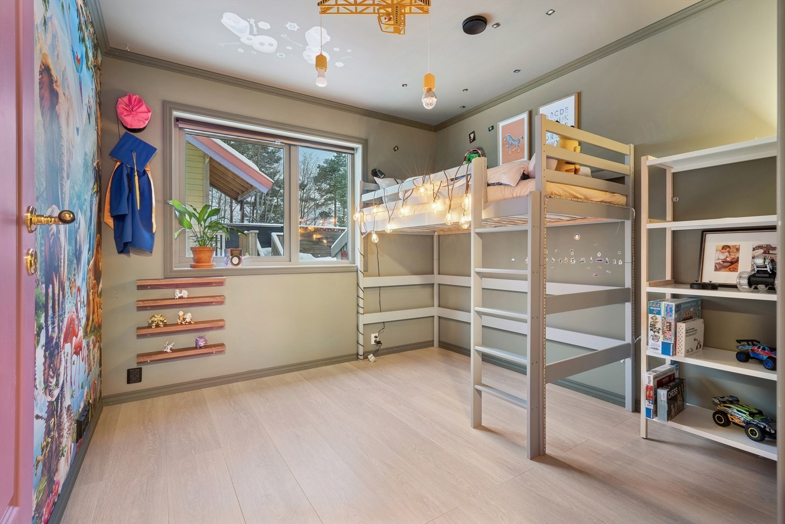 Soverom med plass til både seng, arbeidspult og garderobeskap. Gulvvarme. Galleribilde