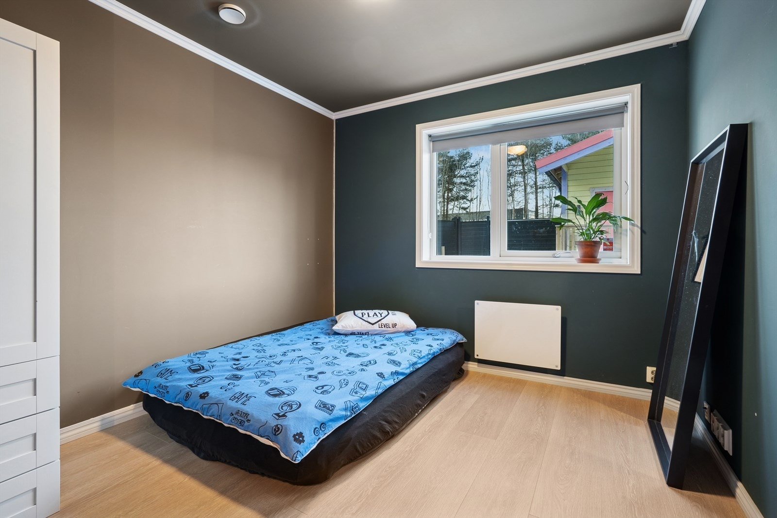 Romslig soverom på med plass til både seng, arbeidspult og garderobeskap. Gulvvarme. Galleribilde