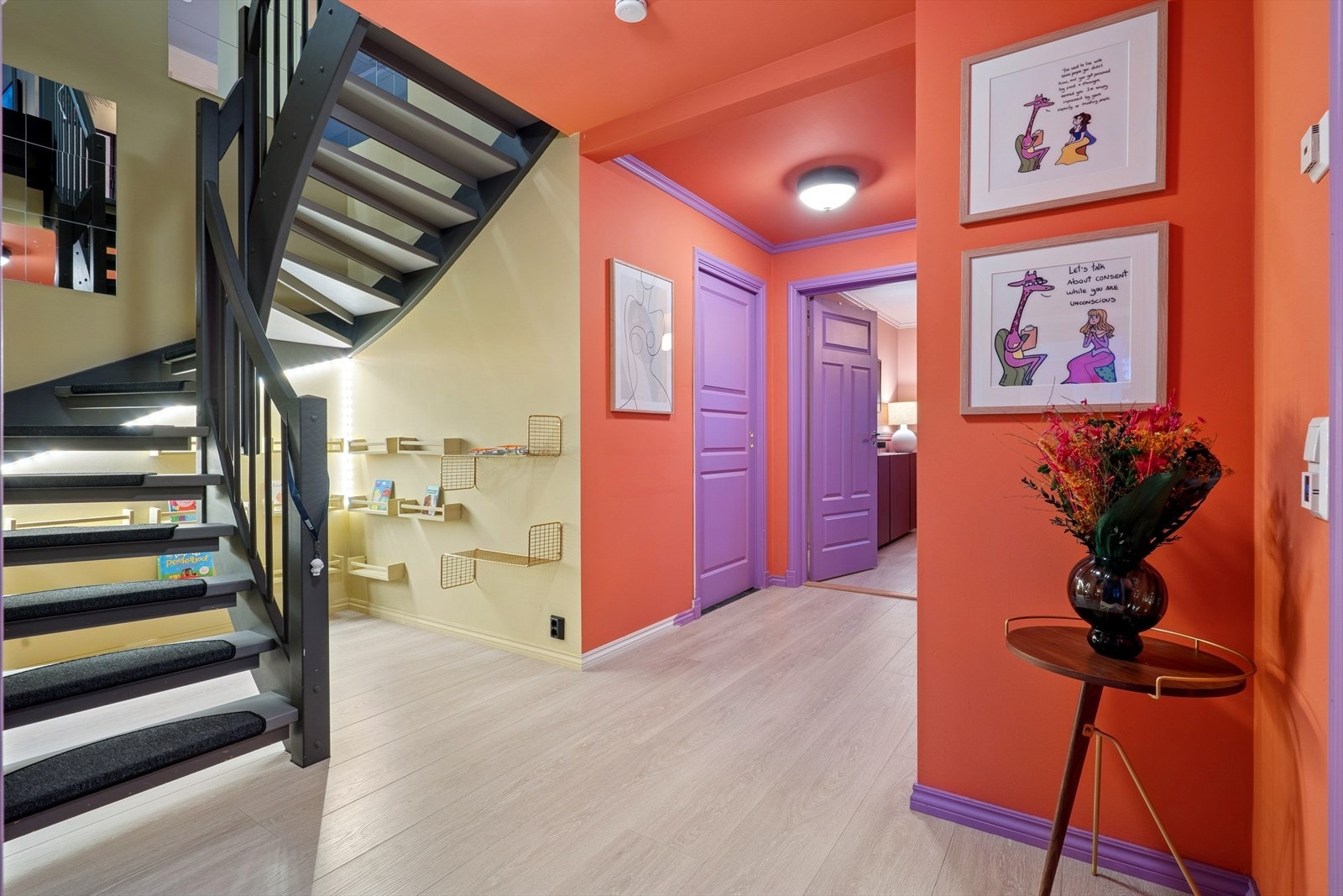 Gang i 1. etasje med trapp opp til 2. etasje. Galleribilde