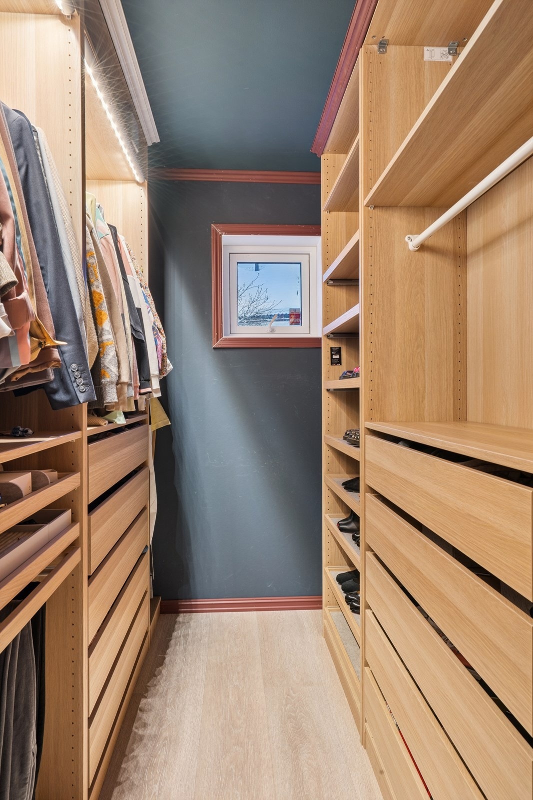 Walk-in-closet ved hovedsoverommet på 14 kvm. Galleribilde