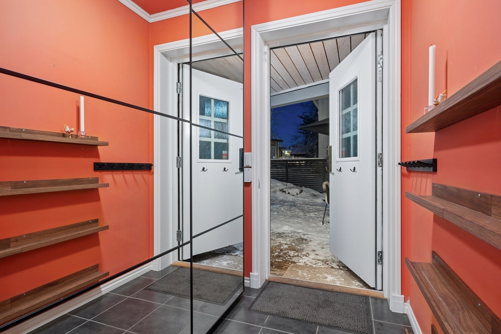 Entré med speil skyvedørsgarderobe. Gulvvarme. Galleribilde