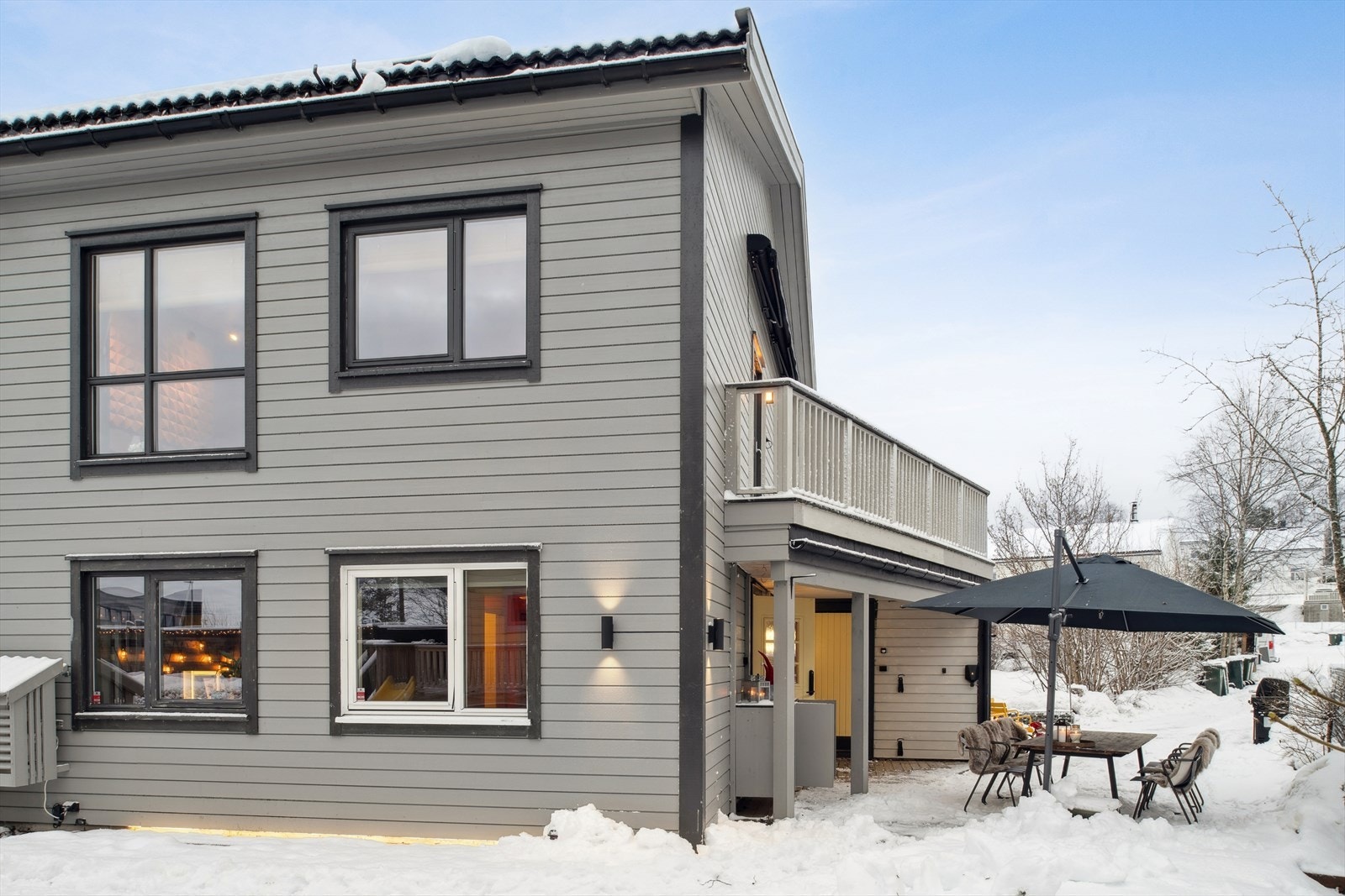 Solrik veranda i 2. etasje med markise. Steinlagt gårdsplass med parkering og lader for el-bil.. Galleribilde