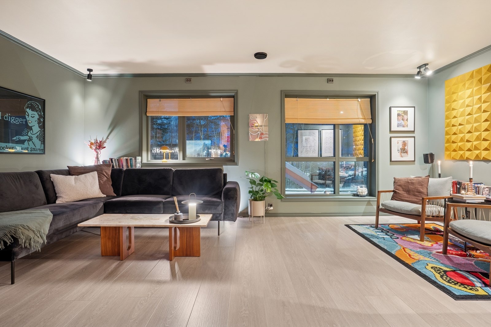 Romslig stue i 2. etasje med gode vindusflater. Galleribilde