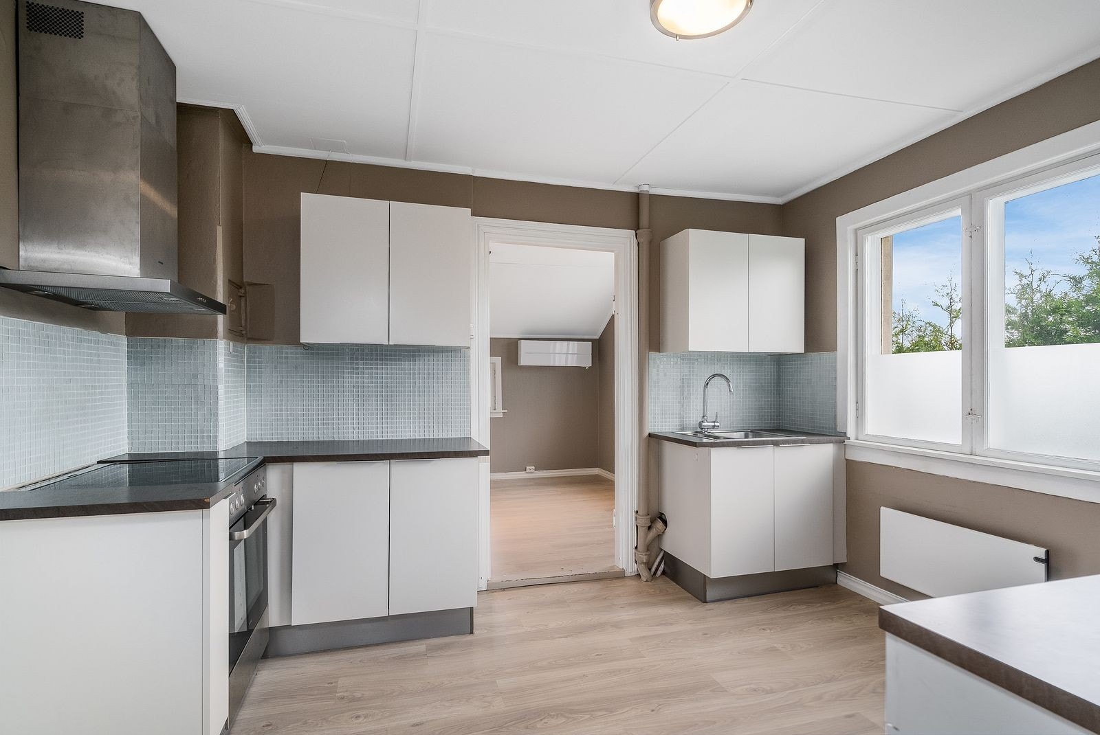 Separat kjøkken hvor hvitevarer medfølger Galleribilde