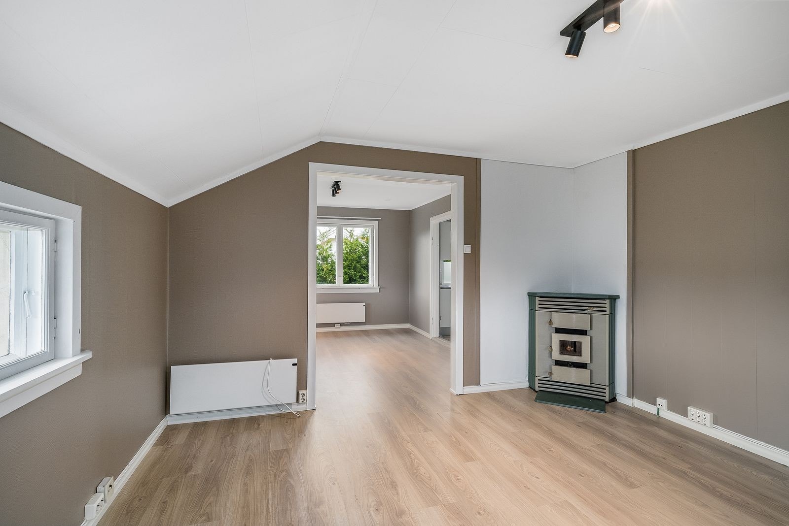 Stue med flere soner. Peis er fjernet. Galleribilde