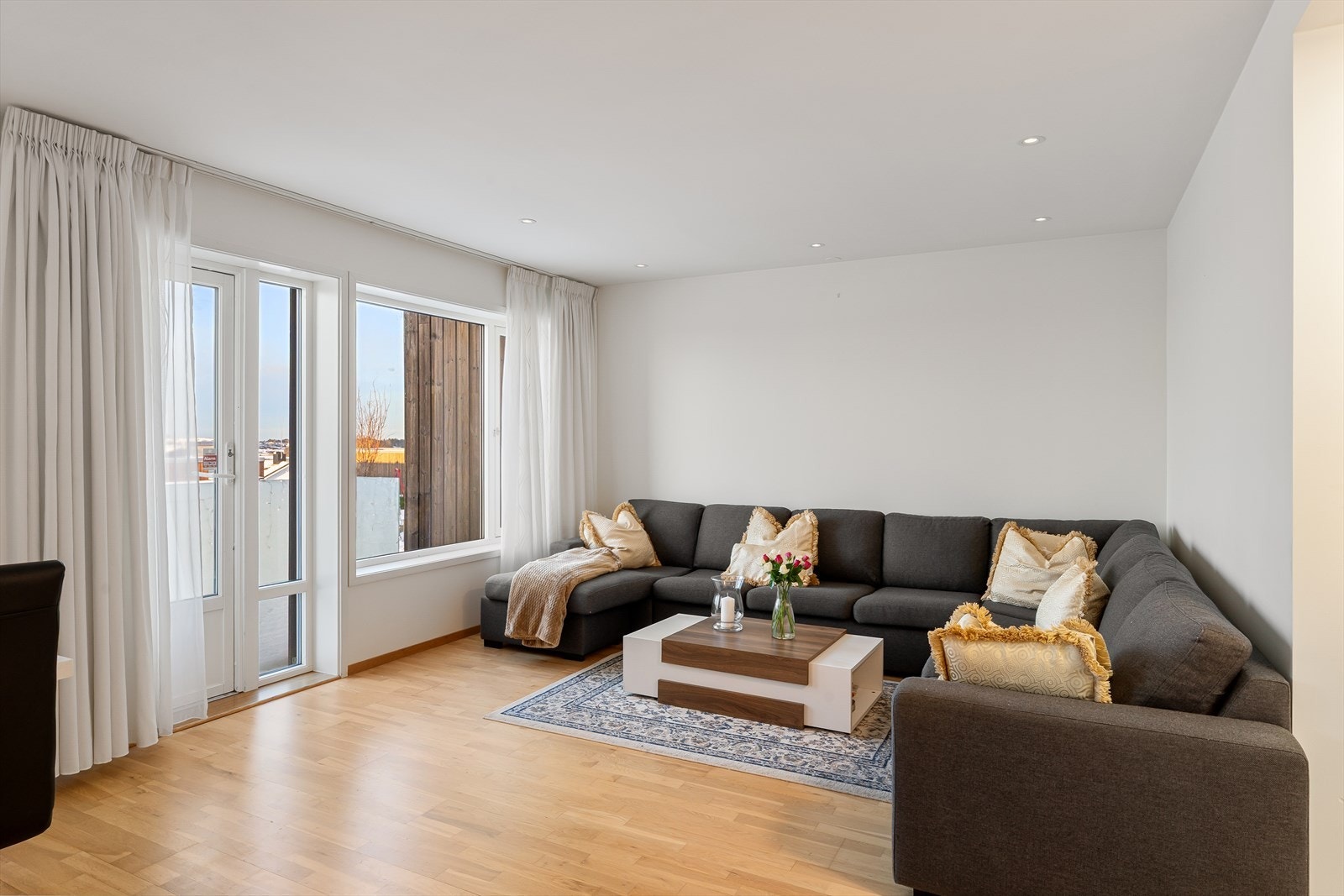 Listefrie overganger, lysmalte flater og parkett på gulv Galleribilde