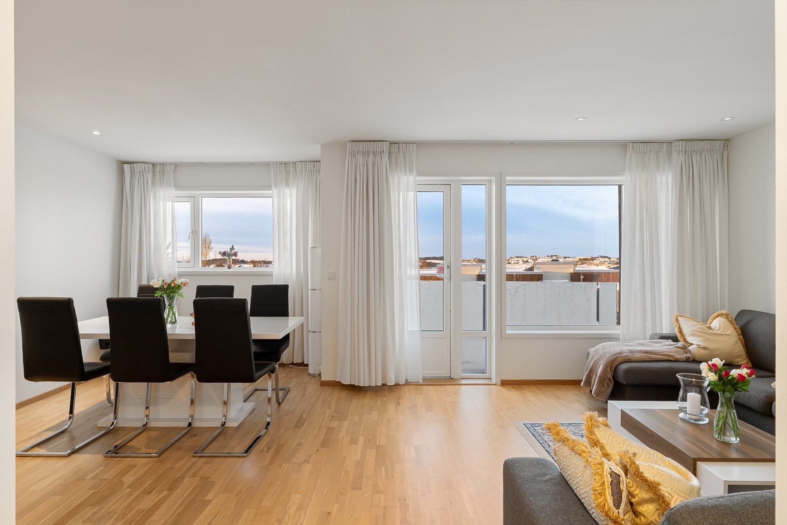 Gode vindusflater og flott utsikt ned mot Hafrsfjord Galleribilde