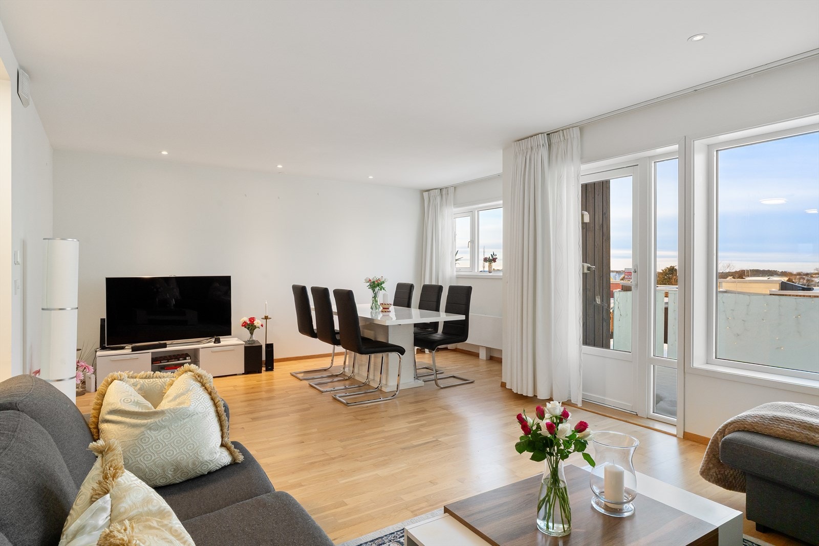 Luftig og romslig stue med god plass til både sofagruppe og stort spisebord for hele familien Galleribilde