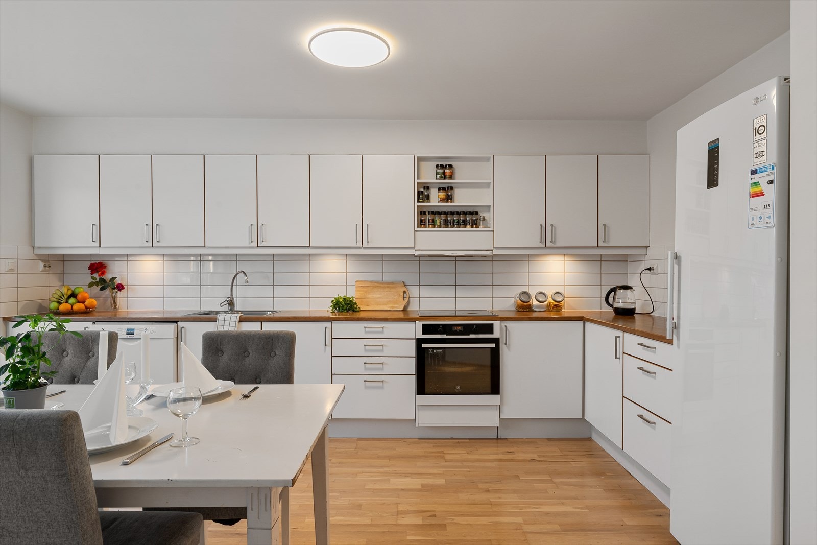 Moderne kjøkkeninnredning med god skap- og benkeplass Galleribilde