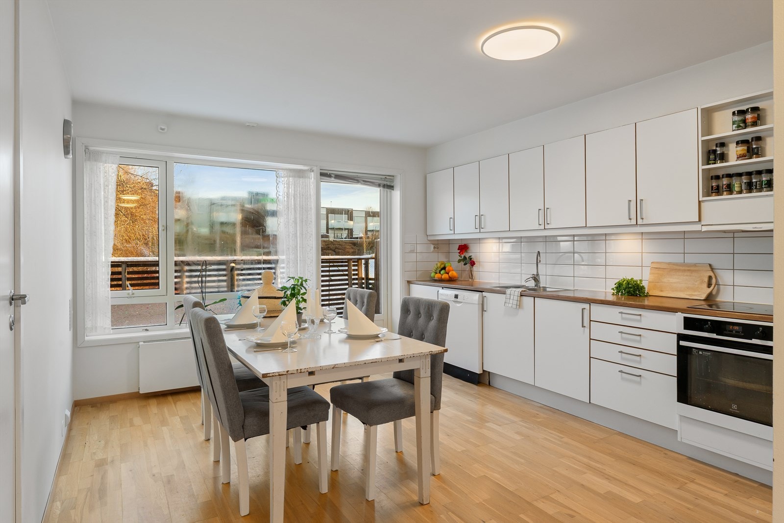 Romslig kjøkken med god spiseplass og utgang til terrasse med utsikt mot friområde Galleribilde