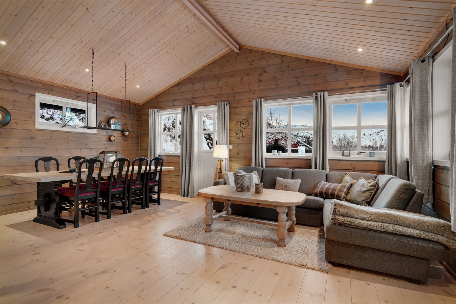 Her er det god plass til bådesofagruppe og stort spisebord. Galleribilde