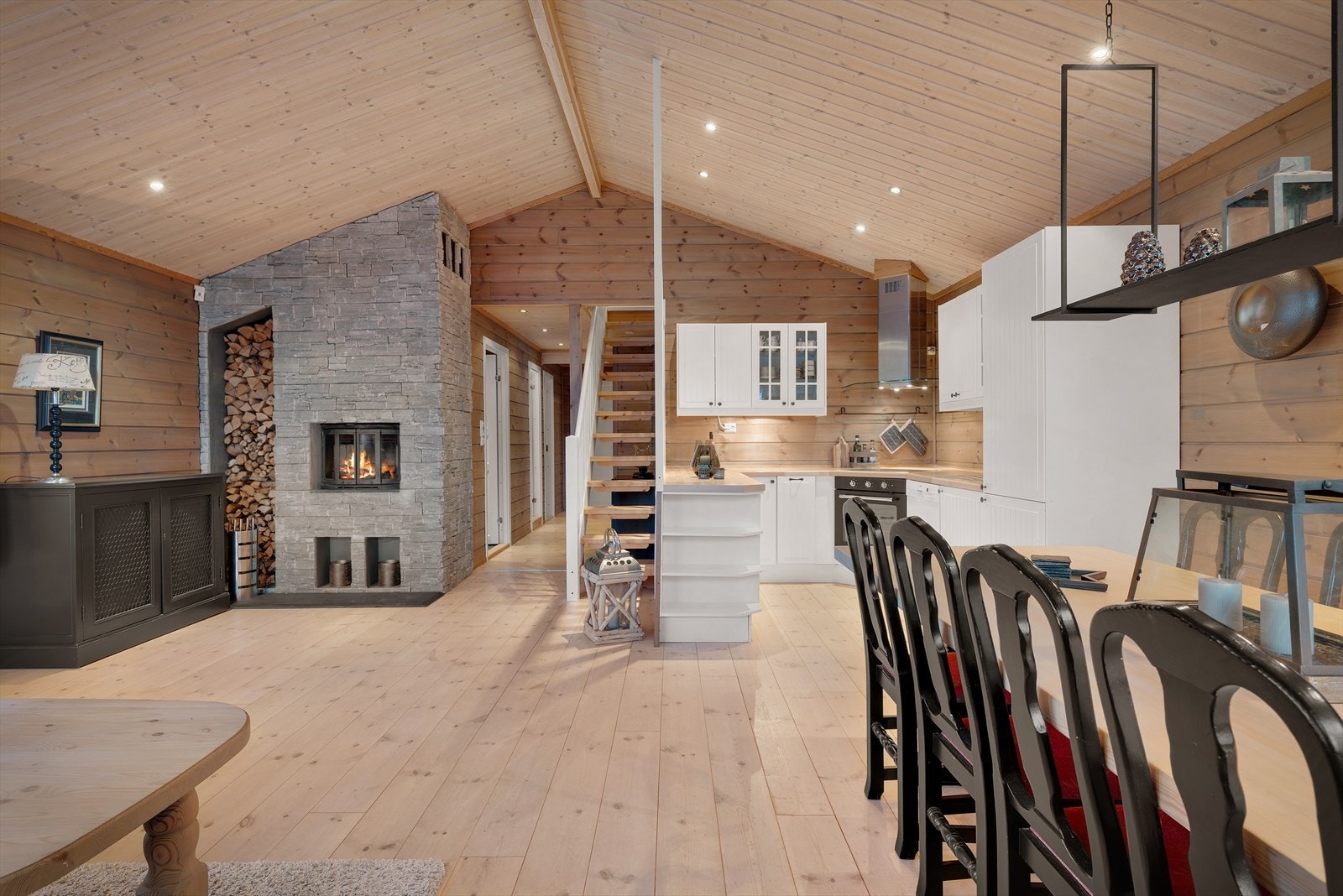 Stuen har god plass til å innrede stilig og komfortabelt. Galleribilde