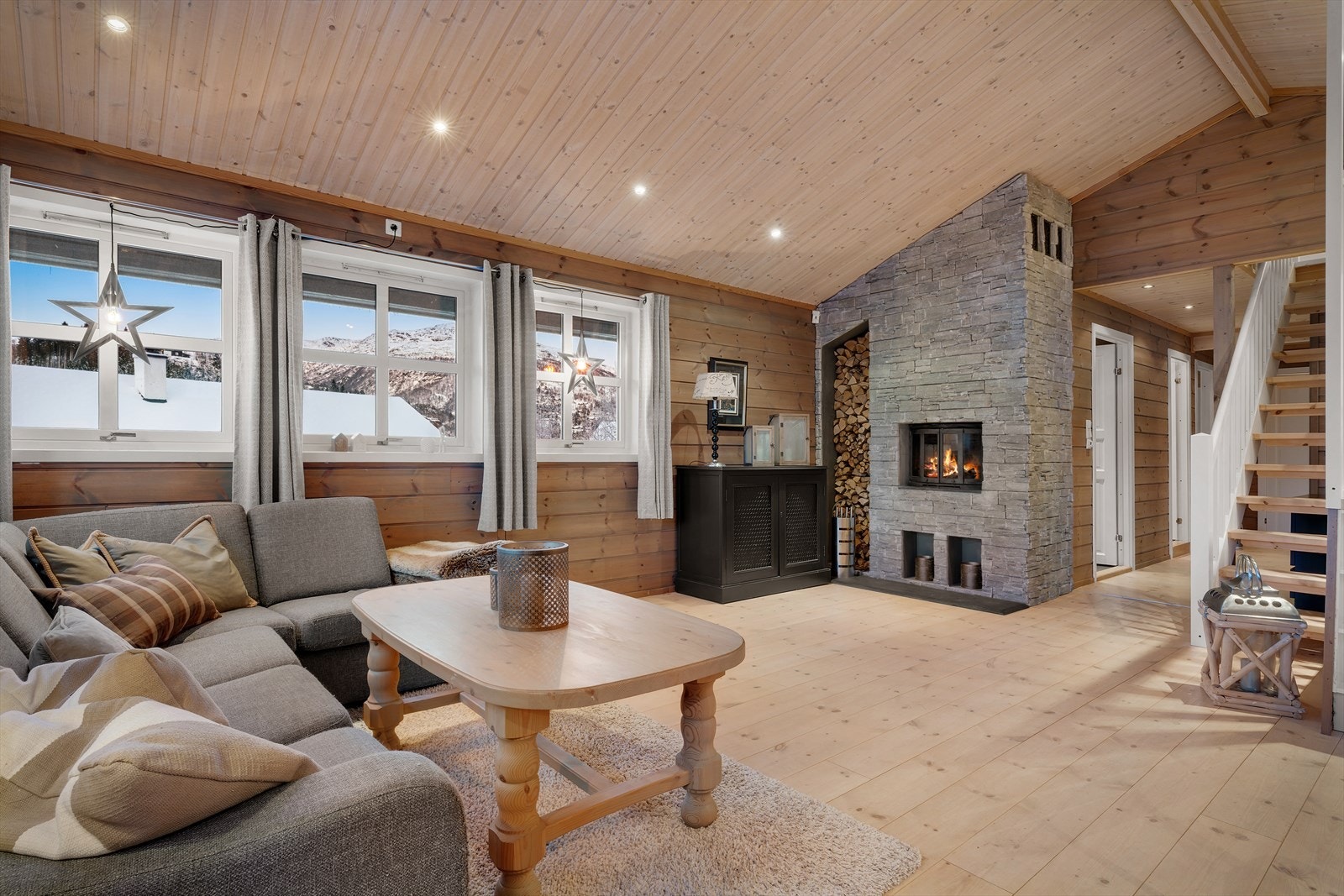 Fra stuen er det trapp opp til hemsen. Galleribilde