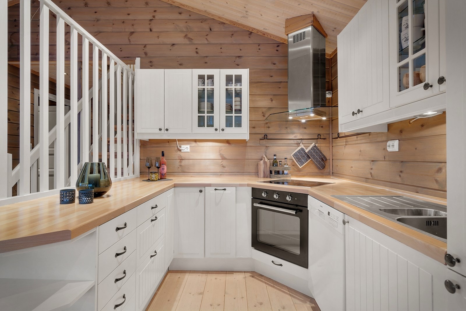 Kjøkkenet er innredet med kjøleskap, ventilator, oppvaskmaskin, platetopp og stekeovn fra 2023. Galleribilde