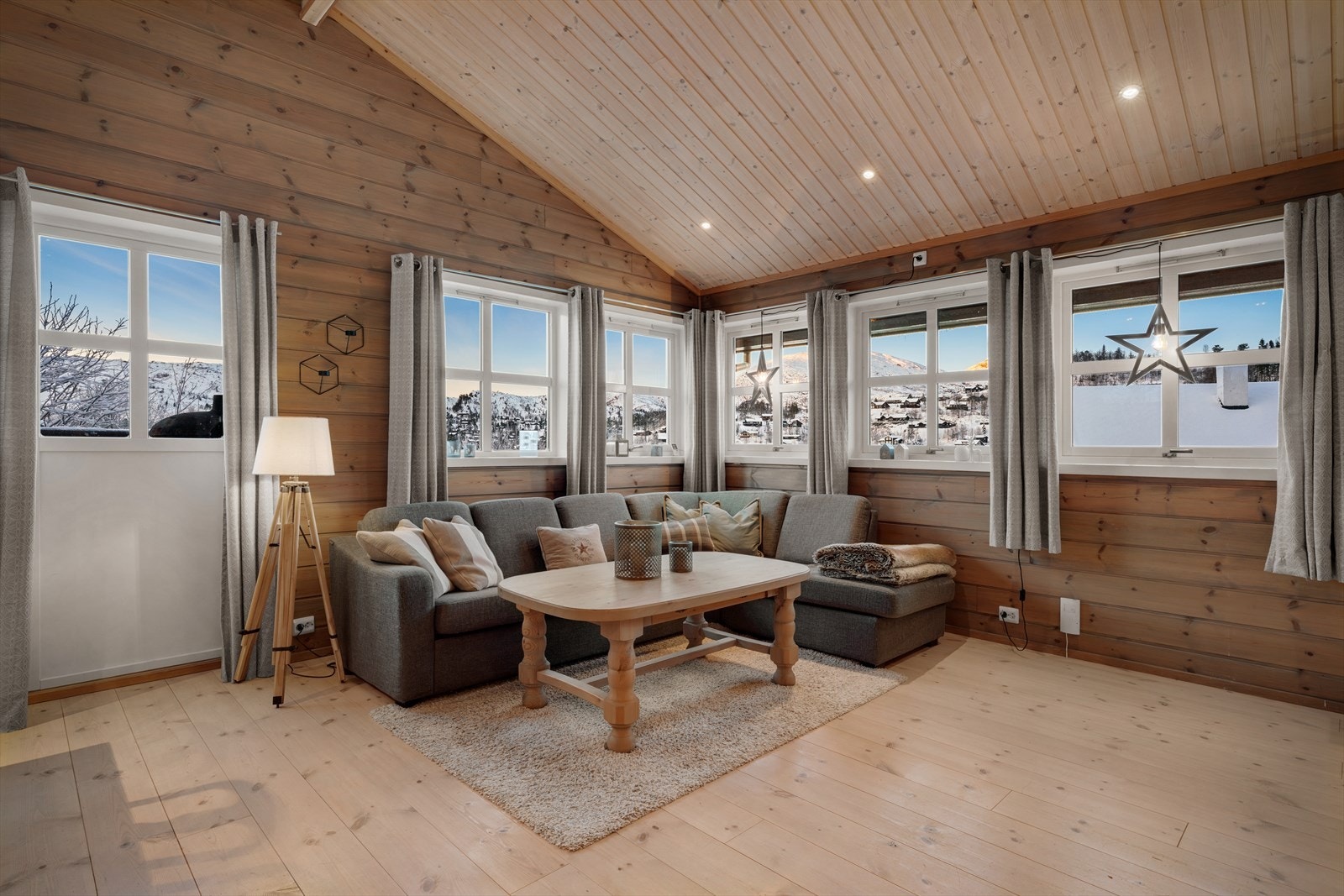 Fra stuen er det utgang til den herlige terrassen. Galleribilde