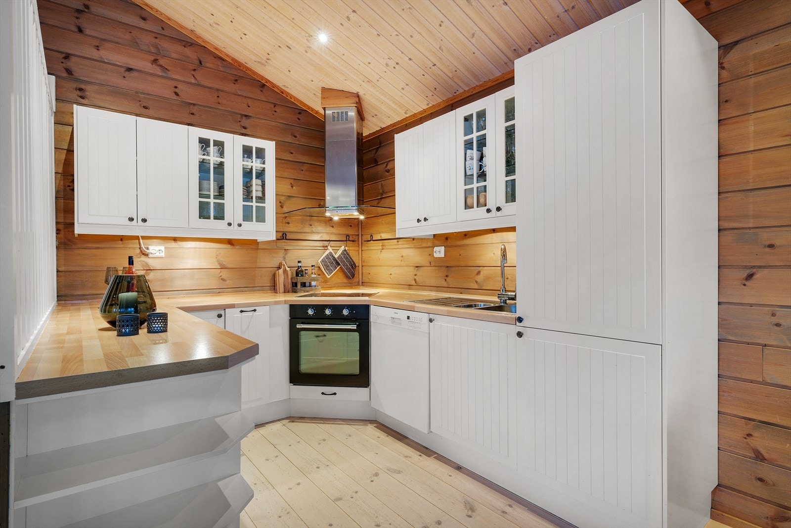 Lekkert og tidløst kjøkken med profilerte fronter og laminat benkeplate. Galleribilde