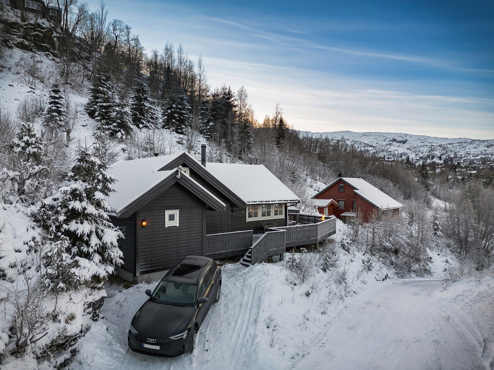 Det er biloppstillingsplass utenfor hytten. Galleribilde