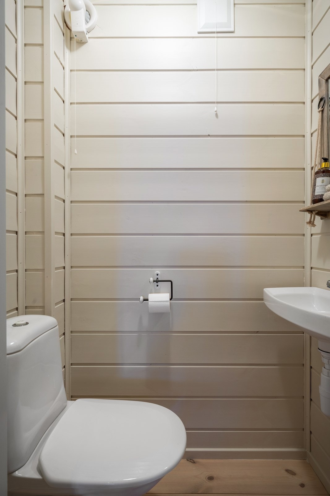 Praktisk seperat toalettrom. Galleribilde