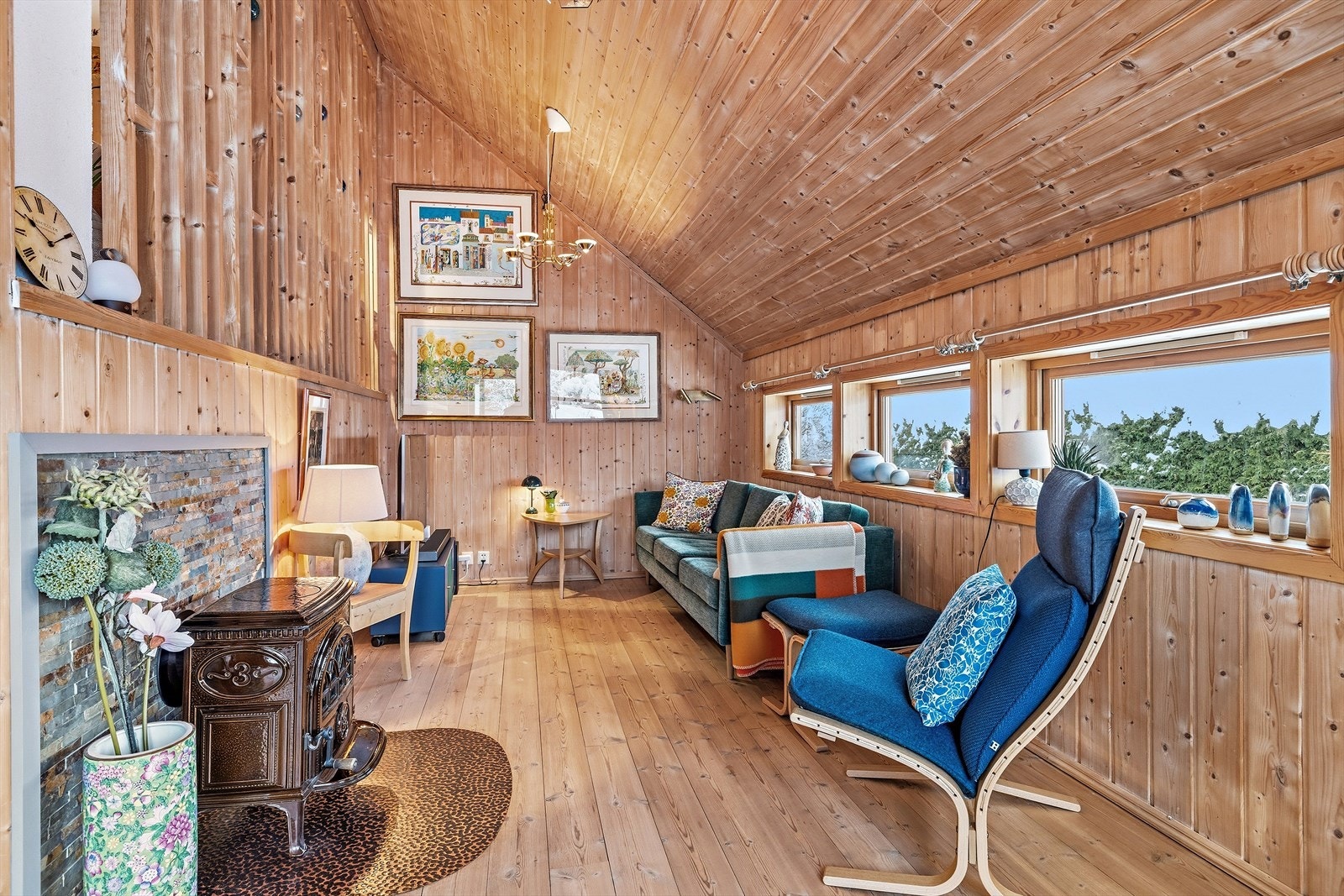 De mange vinduene gir godt med dagslys, og rommet har utgang til hagen. Galleribilde