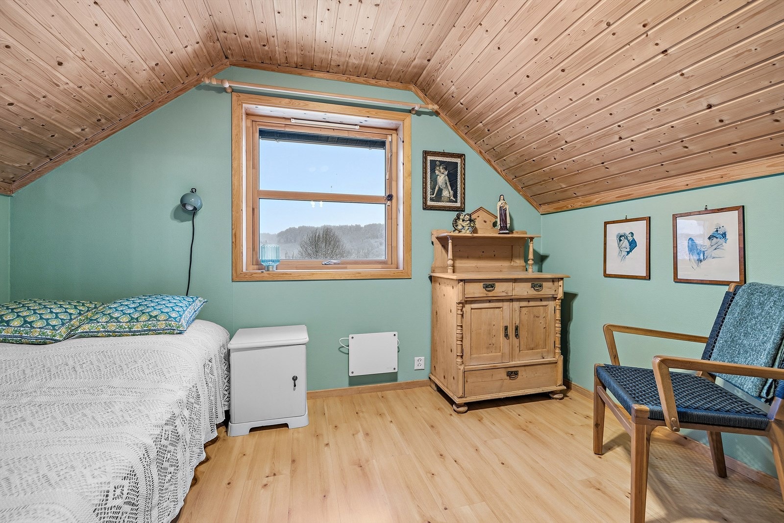 Etasjen har tre soverom av god størrelse, alle med plass til seng og oppbevaring. Galleribilde