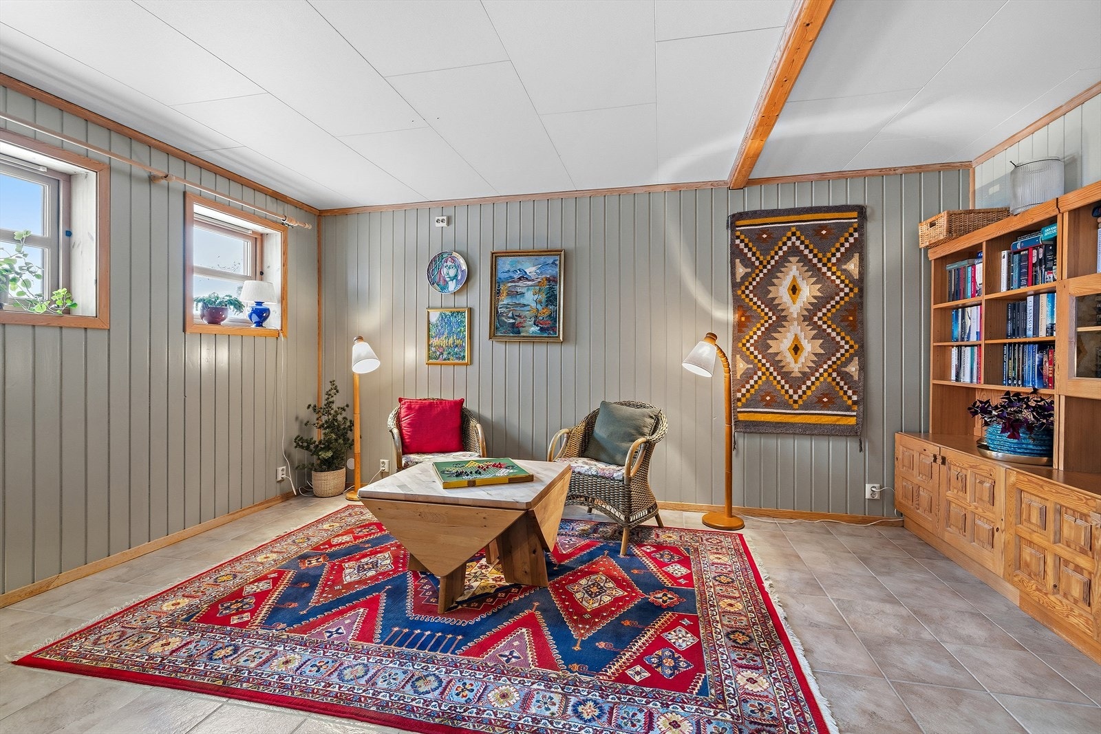 Rommet i underetasjen er innredet til kjellerstue, men rommet er ikke godkjent rom for varig opphold. Galleribilde