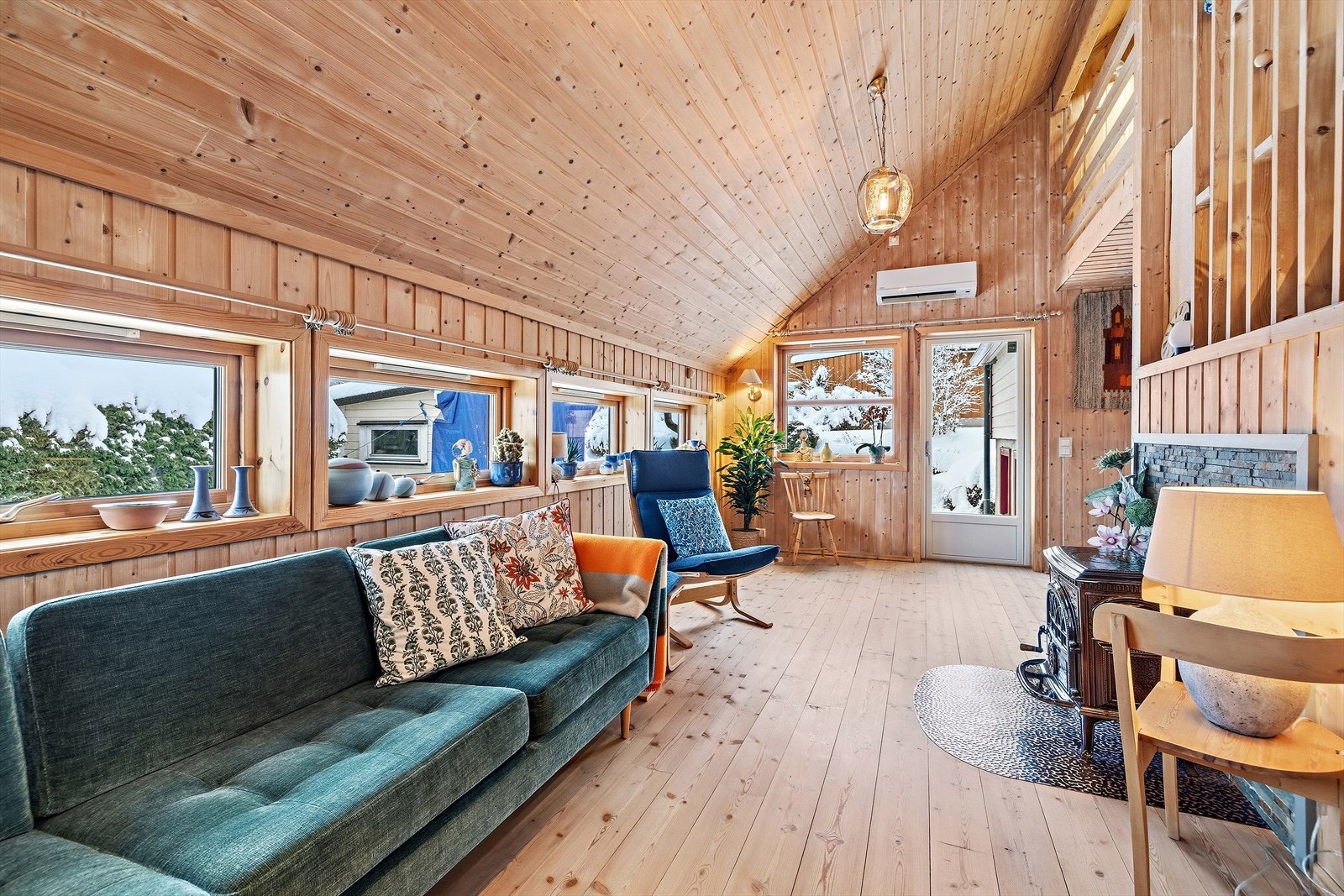 Lekker stue med vedovn og god plass for sosialt samvær. Galleribilde